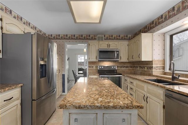 1601 NW Weatherstone Court, Blue Springs, MO 64015