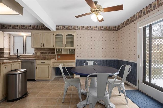 1601 NW Weatherstone Court, Blue Springs, MO 64015