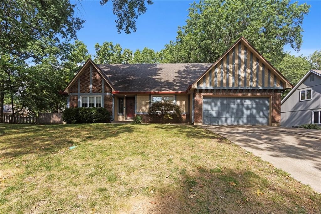 1601 NW Weatherstone Court, Blue Springs, MO 64015