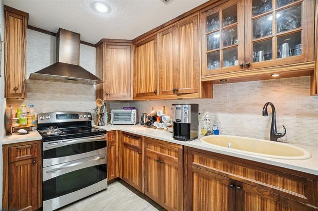 162 SE LINCOLN CIRCLE N, St Petersburg, FL 33703