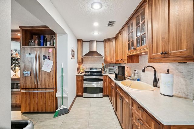 162 SE LINCOLN CIRCLE N, St Petersburg, FL 33703