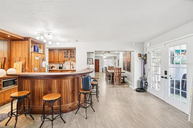 162 SE LINCOLN CIRCLE N, St Petersburg, FL 33703