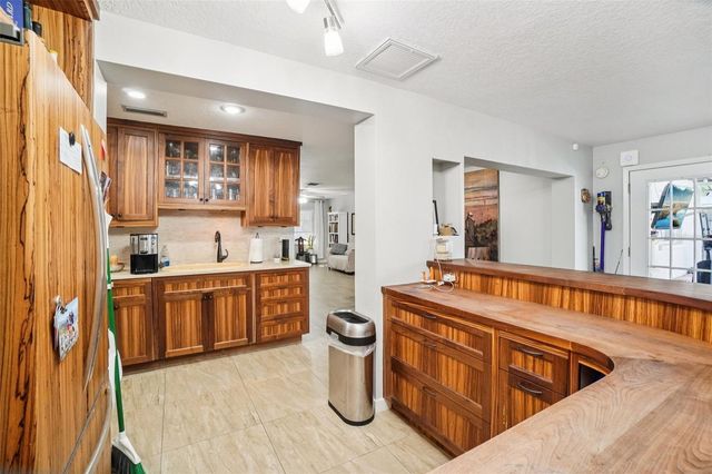 162 SE LINCOLN CIRCLE N, St Petersburg, FL 33703