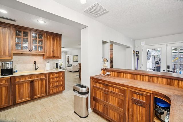 162 SE LINCOLN CIRCLE N, St Petersburg, FL 33703