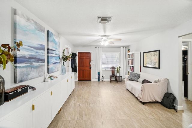 162 SE LINCOLN CIRCLE N, St Petersburg, FL 33703