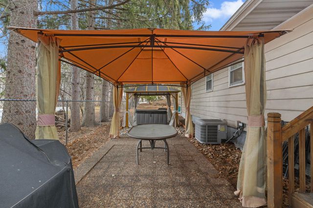 11220 Ridgemount Avenue W, Plymouth, MN 55441