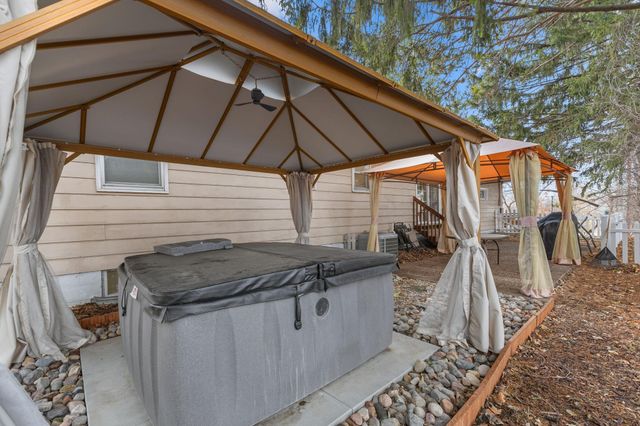 11220 Ridgemount Avenue W, Plymouth, MN 55441