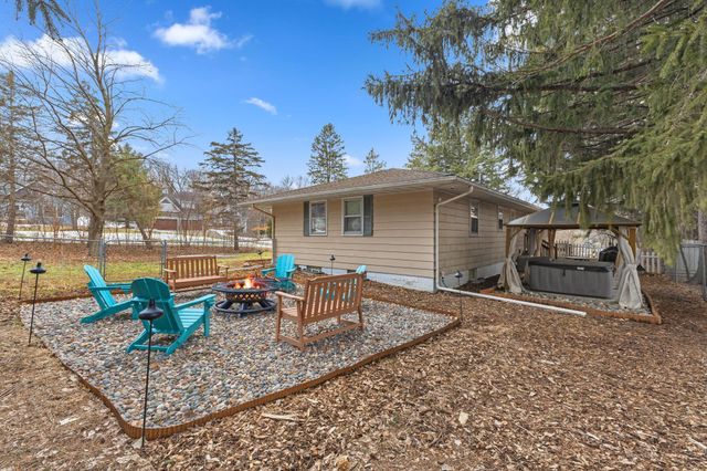 11220 Ridgemount Avenue W, Plymouth, MN 55441