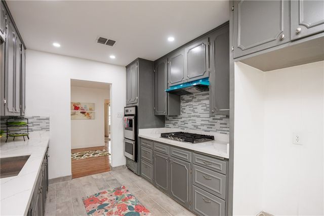 615 E Henderson St, Bishop, TX 78343