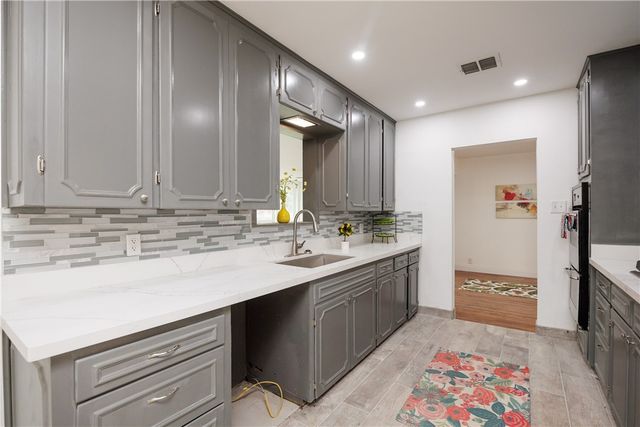 615 E Henderson St, Bishop, TX 78343