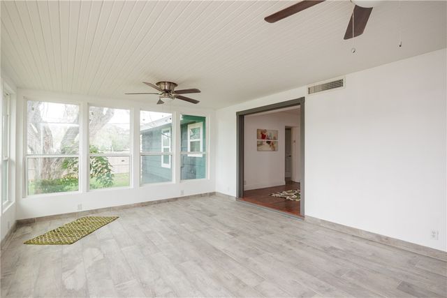 615 E Henderson St, Bishop, TX 78343