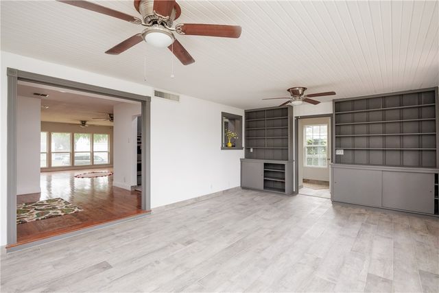 615 E Henderson St, Bishop, TX 78343