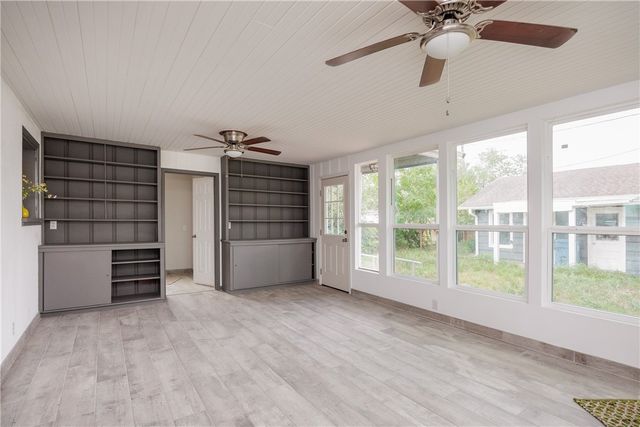 615 E Henderson St, Bishop, TX 78343