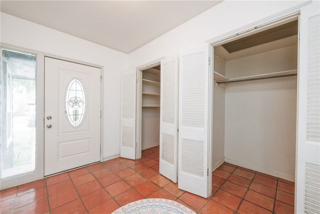 615 E Henderson St, Bishop, TX 78343