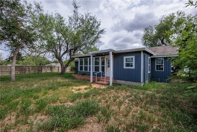 615 E Henderson St, Bishop, TX 78343