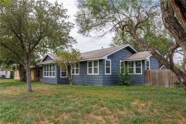 615 E Henderson St, Bishop, TX 78343