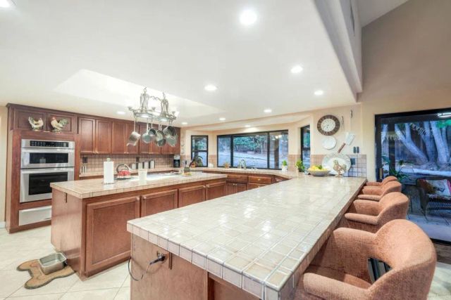 1817 Queens Way, Vista, CA 92084