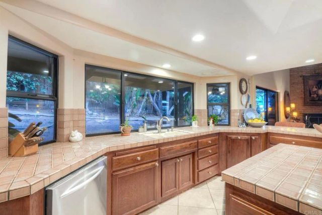 1817 Queens Way, Vista, CA 92084