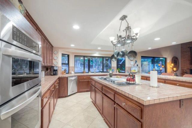 1817 Queens Way, Vista, CA 92084