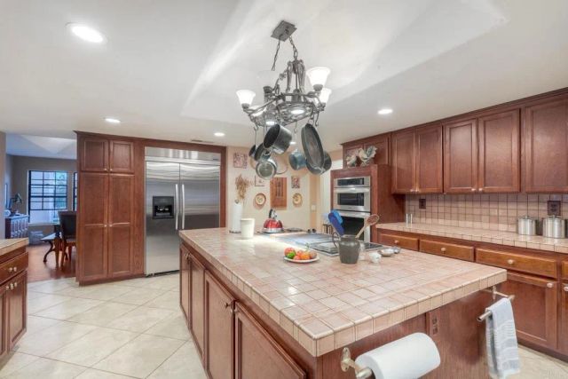 1817 Queens Way, Vista, CA 92084
