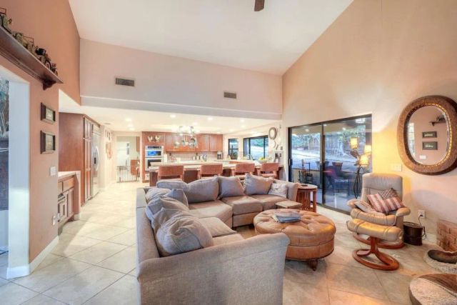 1817 Queens Way, Vista, CA 92084