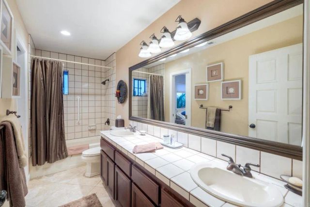 1817 Queens Way, Vista, CA 92084