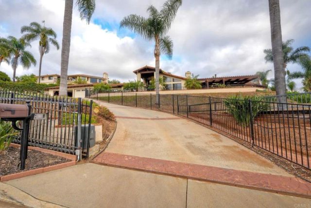 1817 Queens Way, Vista, CA 92084