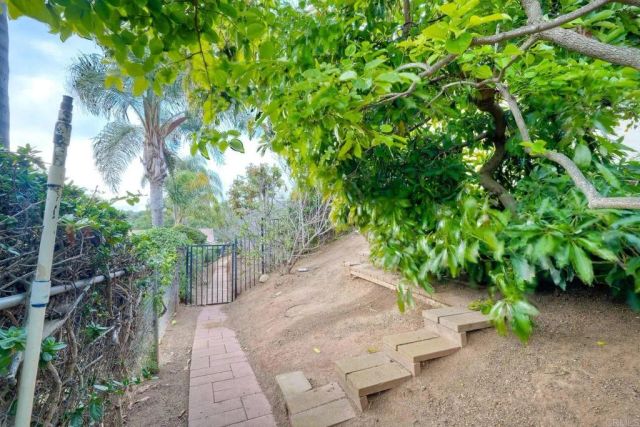 1817 Queens Way, Vista, CA 92084