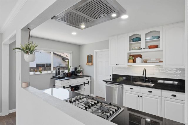 8182 Beaver Lake Dr, San Diego, CA 92119