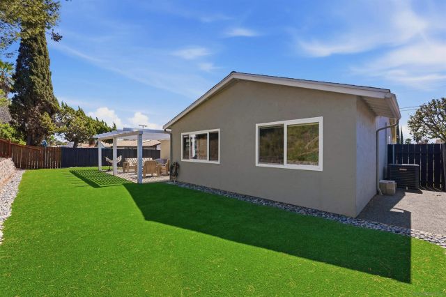 8182 Beaver Lake Dr, San Diego, CA 92119