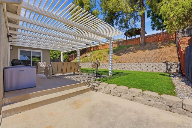 8182 Beaver Lake Dr, San Diego, CA 92119