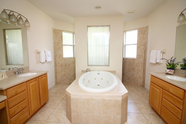 220 HARTRIDGE HILLS DR, Winter Haven, FL 33881