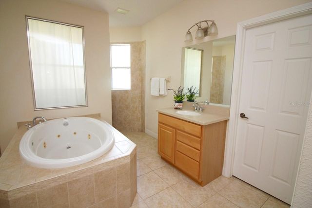 220 HARTRIDGE HILLS DR, Winter Haven, FL 33881