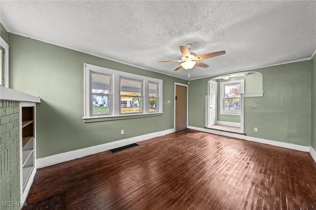 884 Lovers Lane, Akron, OH 44306