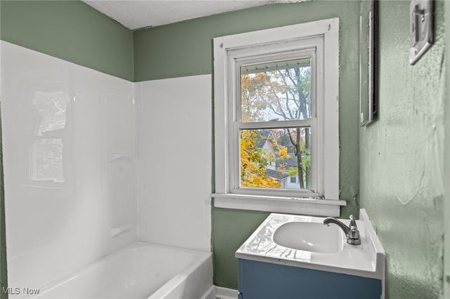 884 Lovers Lane, Akron, OH 44306