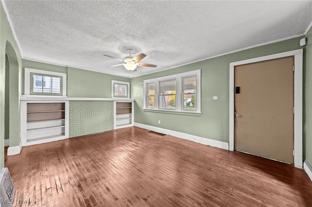 884 Lovers Lane, Akron, OH 44306