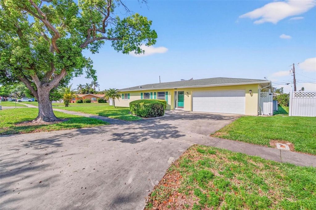 10100 COMMODORE DRIVE, Seminole, FL 33776