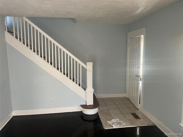 30 Mckinley Street, Pontiac, MI 48342