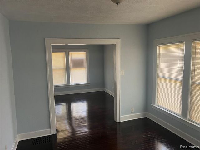 30 Mckinley Street, Pontiac, MI 48342