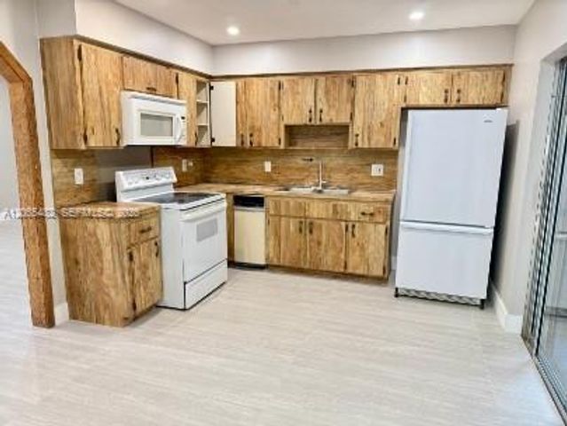 3931 SW 51st St 1-2, Dania Beach, FL 33312