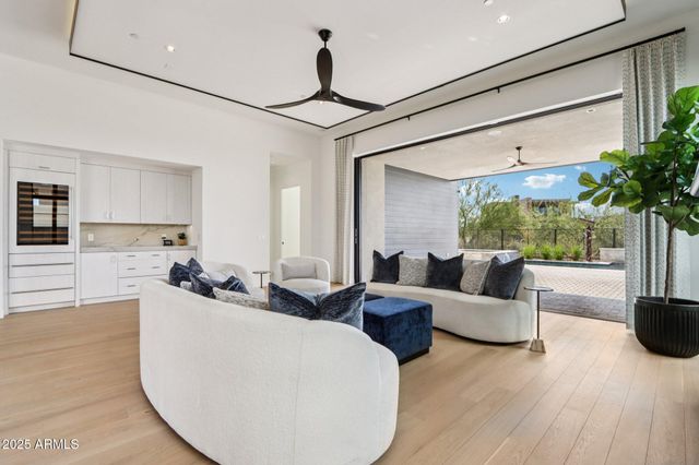 37200 N CAVE CREEK Road 1037, Scottsdale, AZ 85262