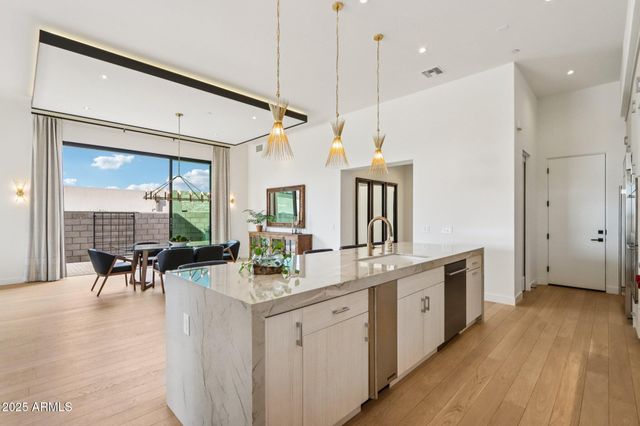 37200 N CAVE CREEK Road 1037, Scottsdale, AZ 85262