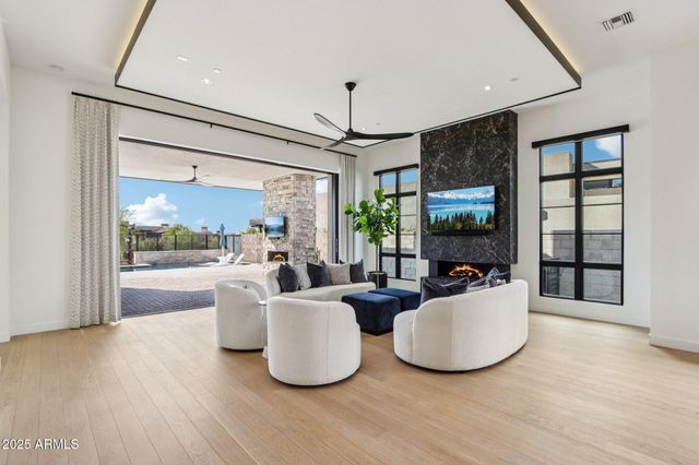 37200 N CAVE CREEK Road 1037, Scottsdale, AZ 85262