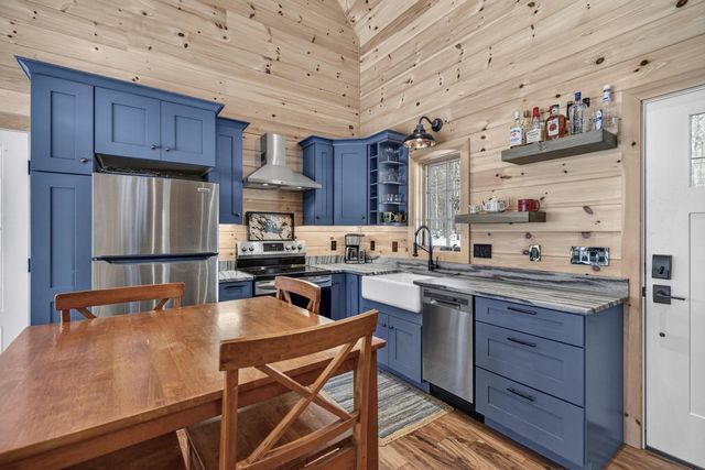 86 Governor Wentworth Highway, Tuftonboro, NH 03853