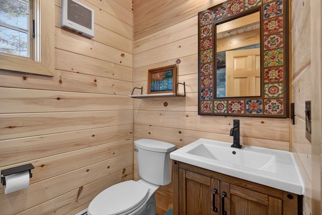 86 Governor Wentworth Highway, Tuftonboro, NH 03853