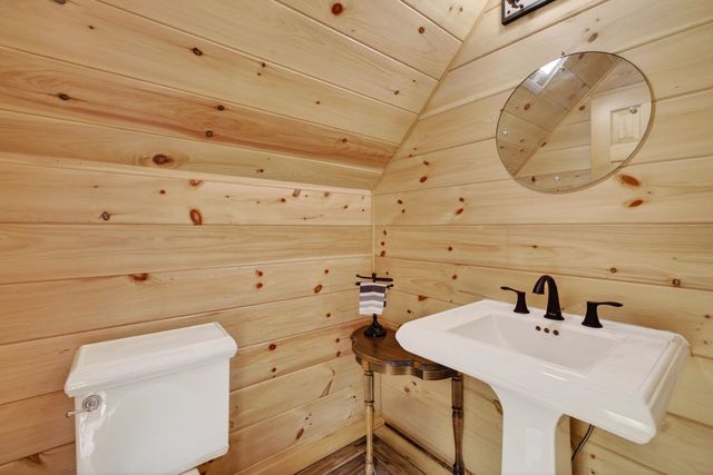 86 Governor Wentworth Highway, Tuftonboro, NH 03853