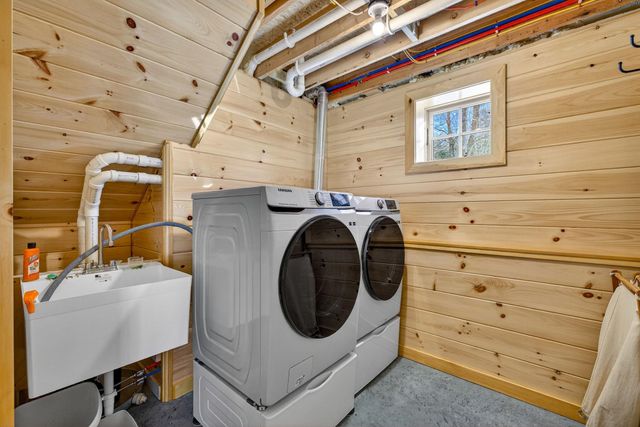 86 Governor Wentworth Highway, Tuftonboro, NH 03853