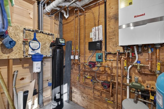 86 Governor Wentworth Highway, Tuftonboro, NH 03853