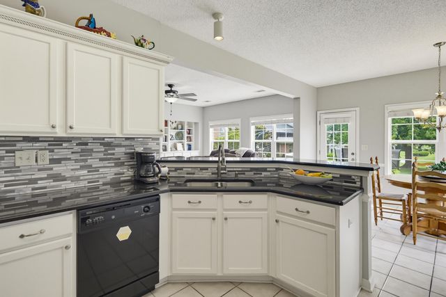 25 FAIROAKS DR, Oakland, TN 38060