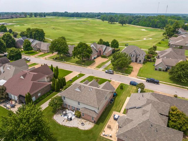25 FAIROAKS DR, Oakland, TN 38060